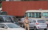 Người dân mệt mỏi đợi xe về quê trong dịp nghỉ lễ